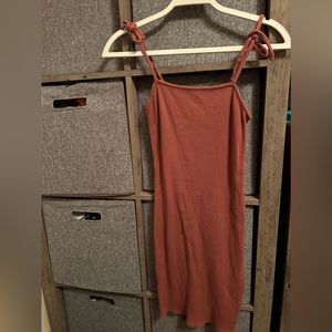 Small ribbed body on dress.